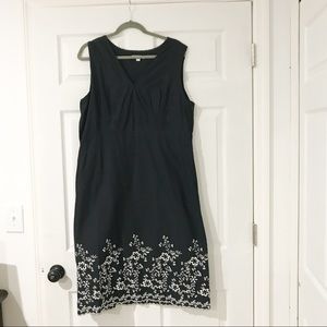 Embroidered black and white Vneck dress